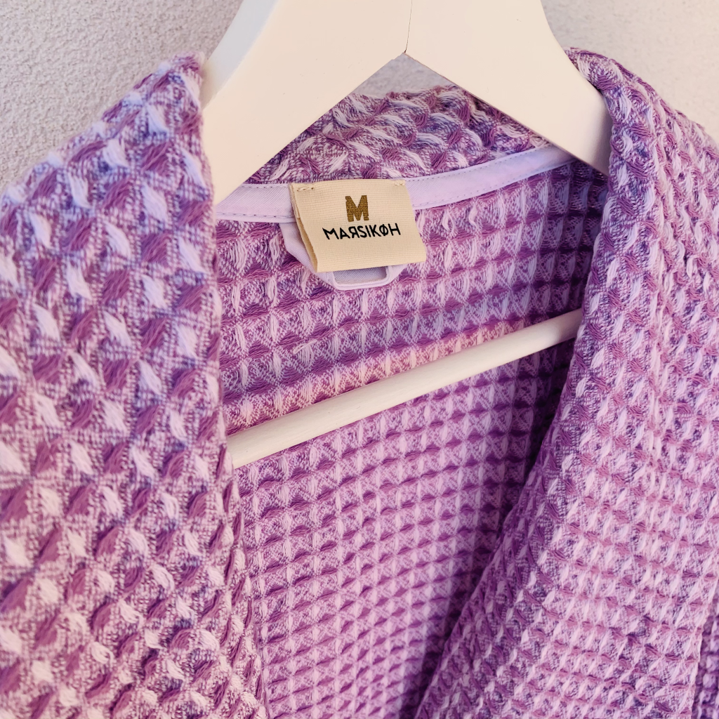 Classy design sports a collar neck and soft, fluffy waffles, Blød Waffle Bathrobe lilac and white colour