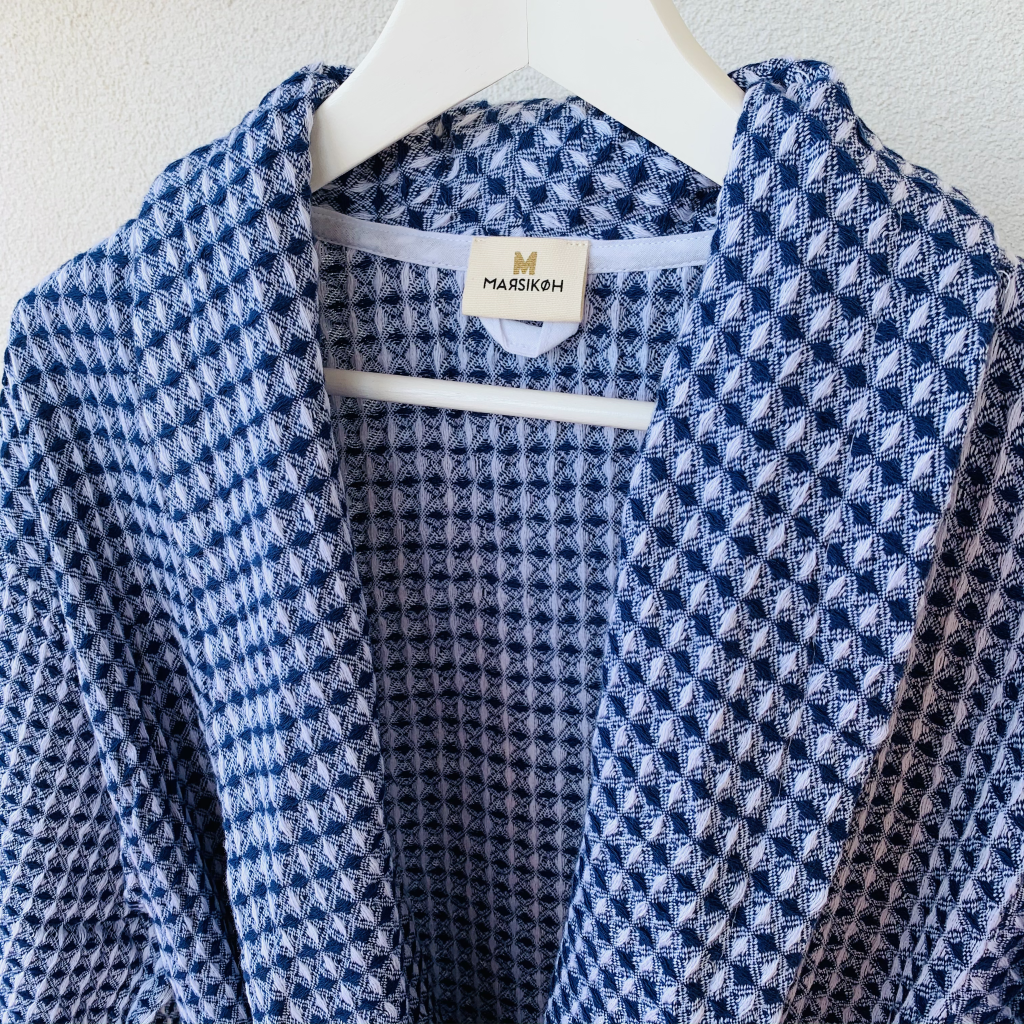 Classy design sports a collar neck and soft, fluffy waffles, Blød Waffle Bathrobe navy and white colour